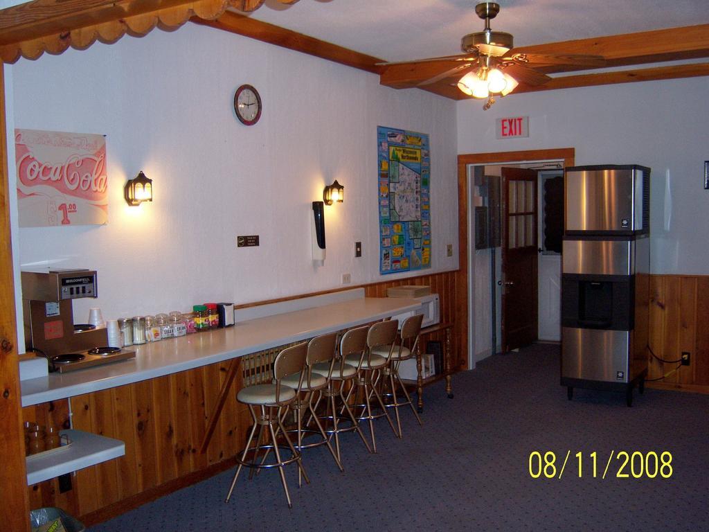 Travelers Inn Motel イーグル・リバー エクステリア 写真